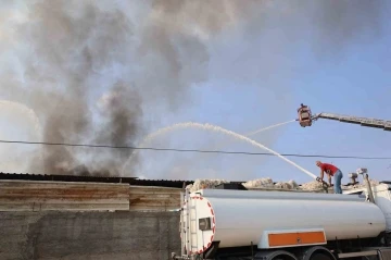 Adana’da geri dönüşüm fabrikası alevlere teslim oldu
