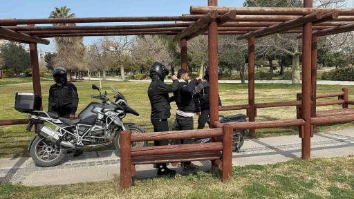 Adana’da narkotim timleri uyuşturucu kullanan 76 şahsı suçüstü yakaladı
