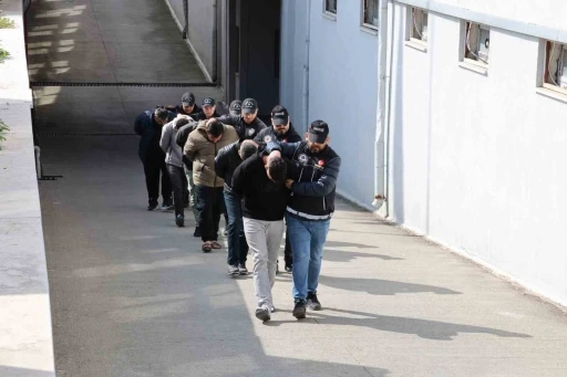 Adana’da suçüstü yakalanan 4 torbacı tutuklandı
