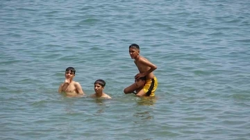 Adana’nın sıcağından bunalan gençler soluğu Mersin sahillerinde aldı
