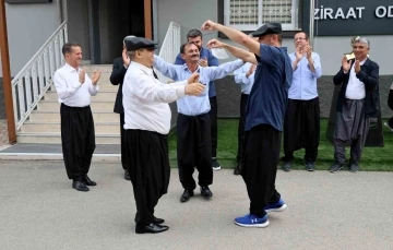 Adana şalvarının tescillenmesini davul zurna ile kutladılar
