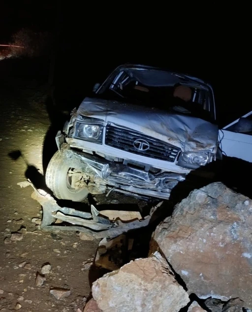 Adıyaman’da kamyonet uçuruma yuvarlandı: 1 ölü, 1 ağır yaralı
