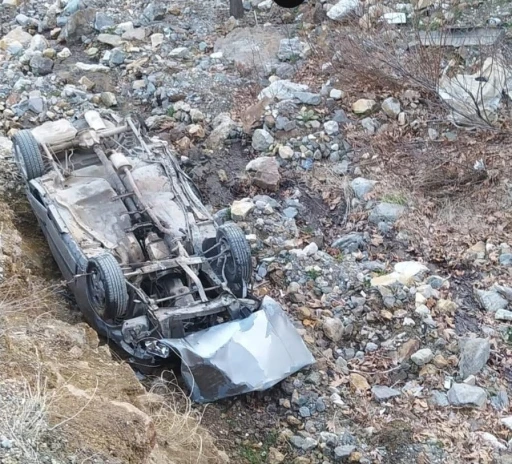 Adıyaman’da otomobil dere yatağına yuvarlandı: 1 ölü, 1 yaralı
