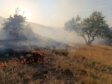 Afyonkarahisar’ın Hıdırlı Tepesi mevkiindeki ormanlık alanda yangın çıktı. İtfaiye ekiplerinri yangına yoğun müdahalesi sürüyor.
