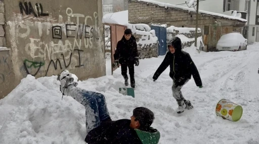 Ağrı’da etkili olan kar yağışının tadını çocuklar çıkardı
