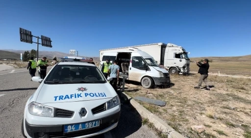 Ağrı’da yola kontrolsüz çıkan minibüs tırla çapıştı: 1’ağır, 3 yaralı
