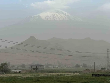 Ağrı Dağı eteklerinde fırtına sonrası toz bulutu oluştu
