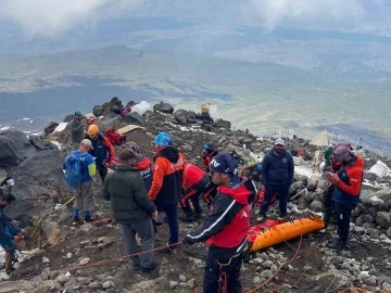 Ağrı Dağı’nda hayatını kaybeden İranlı dağcının cenazesi dağdan indirildi
