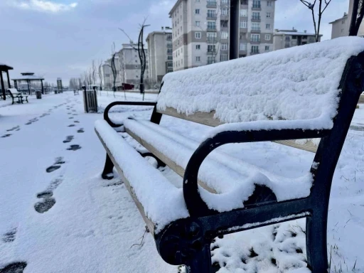 Ağrı mevsimin ilk karıyla beyaza büründü
