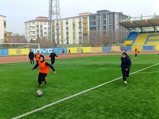 Ağrı’nın kadın futbolcuları dondurucu soğuklara meydan okuyor
