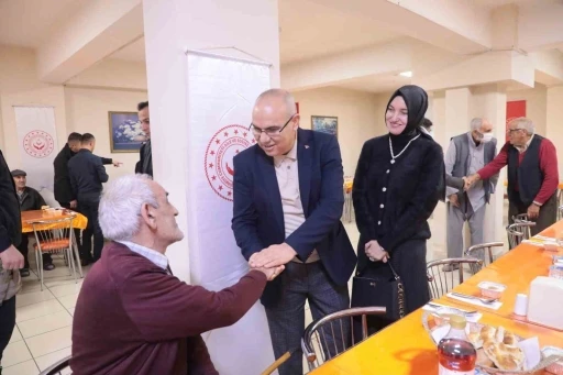 Ağrı Valisi Mustafa Koç, huzurevi sakinleriyle iftarda buluştu
