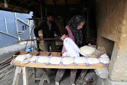 Aile ekonomileri için ekmeklerini kendileri yapıyor
