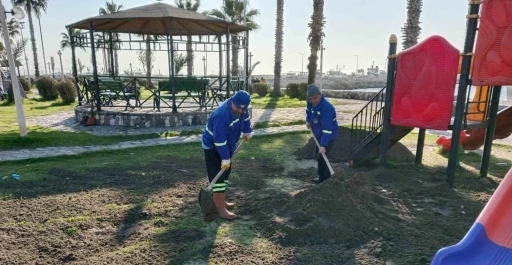 Akdeniz’de park ve yeşil alanlar bakımdan geçiriliyor
