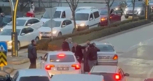 Akşam trafiğinde yumruklar havada uçuştu: Trafik kilitlendi
