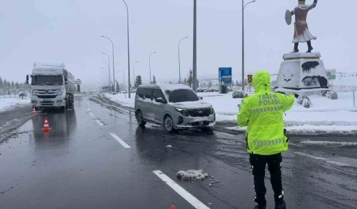 Aksaray’da Nevşehir ve Konya karayolları trafiğe kapatıldı
