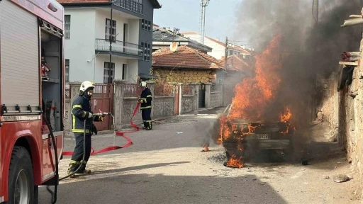 Aksaray’da park halindeki araç alev alev yandı
