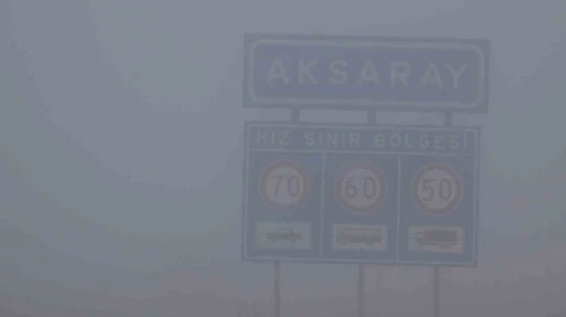 Aksaray’da yoğun sis, görüş mesafesini 10 metreye kadar düşürdü
