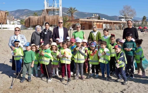 Alanya Belediye Başkanı Özçelik, çocuklar ile sahili temizledi
