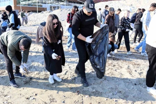 Alanya’da gençlerden sahil temizliği
