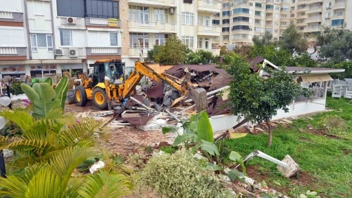 Alanya’da park alanını işgal eden restoran kaldırıldı
