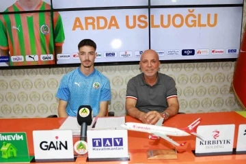 Alanyaspor, genç santrforu renklerine bağladı
