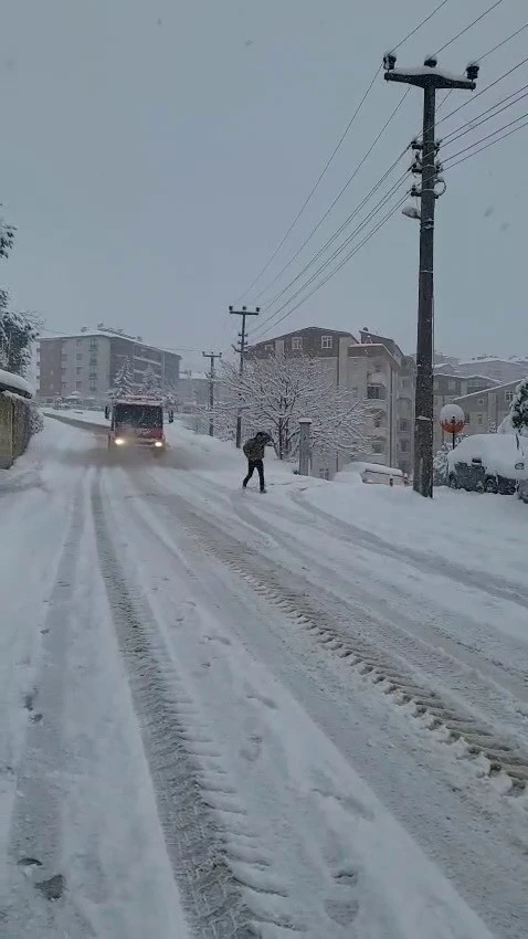 Alaplı’da karla mücadelede deniz suyu kullanılıyor
