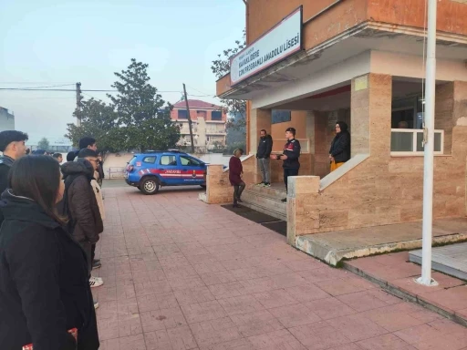 Alaşehir jandarmasından okul çevreleri ve servislerinde denetim
