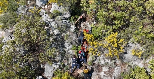 Alçak uçuş yaparken paraşütü makilere takıldı, düştüğü yerde mahsur kaldı
