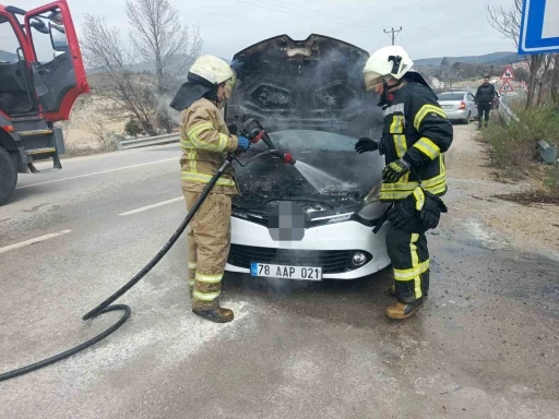 Alev alan otomobilin yardımına itfaiye ekipleri yetişti
