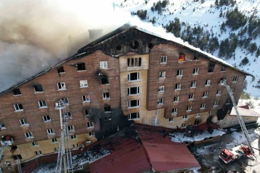 Alev alev yanan otel havadan görüntülendi
