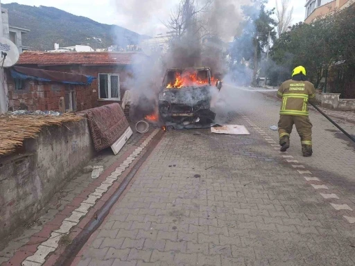 Alev topuna dönen kamyonet kullanılmaz hale geldi
