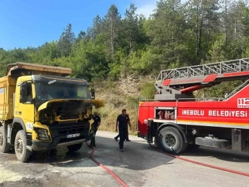 Alevlere teslim olan hafriyat kamyonunu küle dönmekten itfaiye kurtardı
