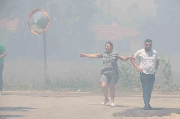 Alevlerin arasında kaldı, yine de görevini bırakmadı
