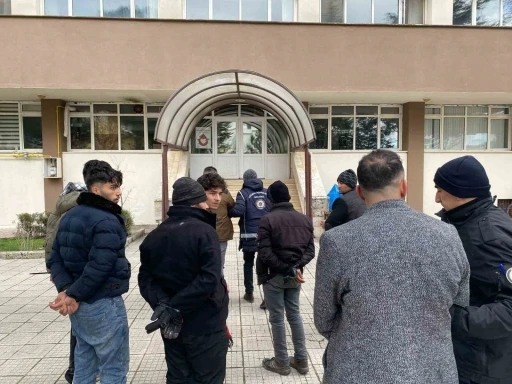 Amasya’da polisin peş peşe durdurduğu iki araçta 7 kaçak göçmen yakalandı
