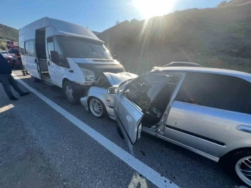 Amasya’da tarım işlerini taşıyan minibüs otomobille çarpıştı: 14 yaralı
