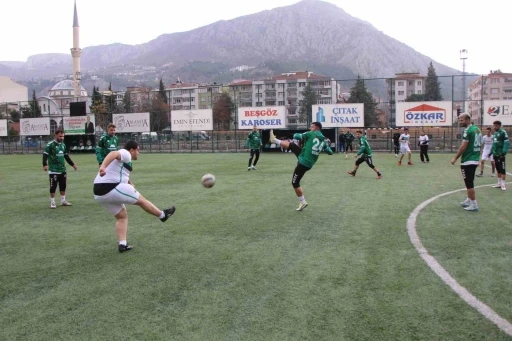 Amasyasporlu futbolcular, maç yaptıkları engelli taraftar Semih ve arkadaşlarını sevindirdi
