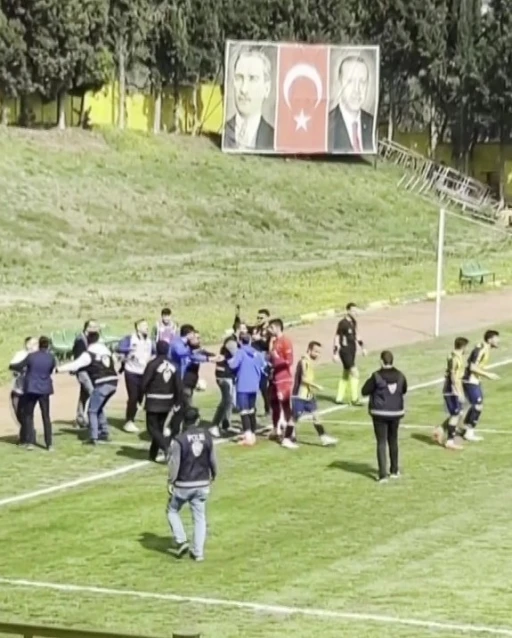 Amatör maçta futbolcular basın mensuplarına saldırdı
