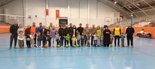 Anaokullu minikler babalarıyla birlikte spor yaptılar
