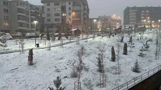 Ankara’da akşam saatlerinde başlayan kar etkili oluyor
