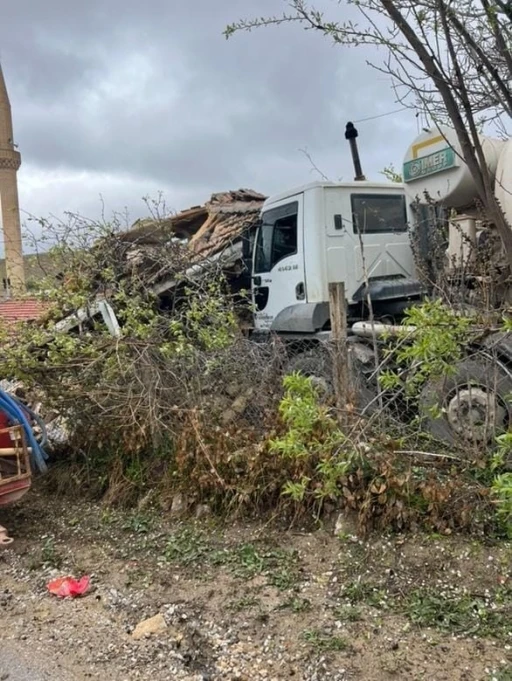 Ankara’da beton mikseri müstakil eve çarptı
