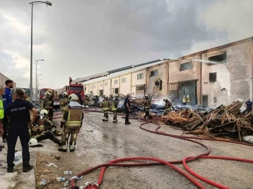 Ankara’da kereste ve polyester imalathanesindeki yangın kontrol altına alındı
