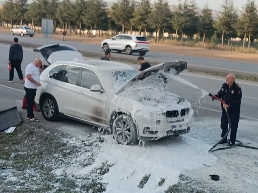 Ankara’da lüks otomobil yandı
