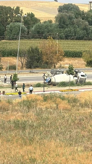 Ankara’da seyir halindeki beton mikseri devrildi
