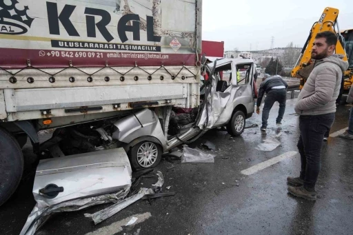 Ankara’da tırın altına giren araç hurdaya döndü: 1 ölü
