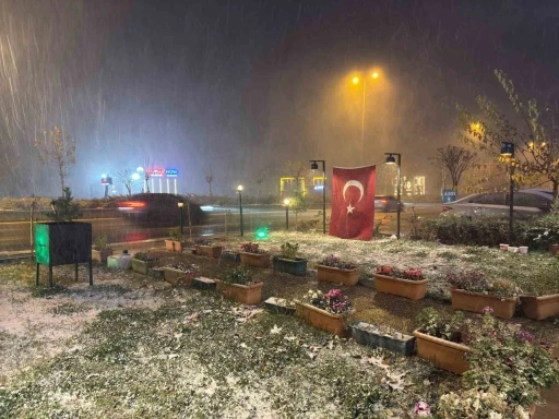 Ankara’nın yüksek kesimlerinde kar yağışı  etkili oldu
