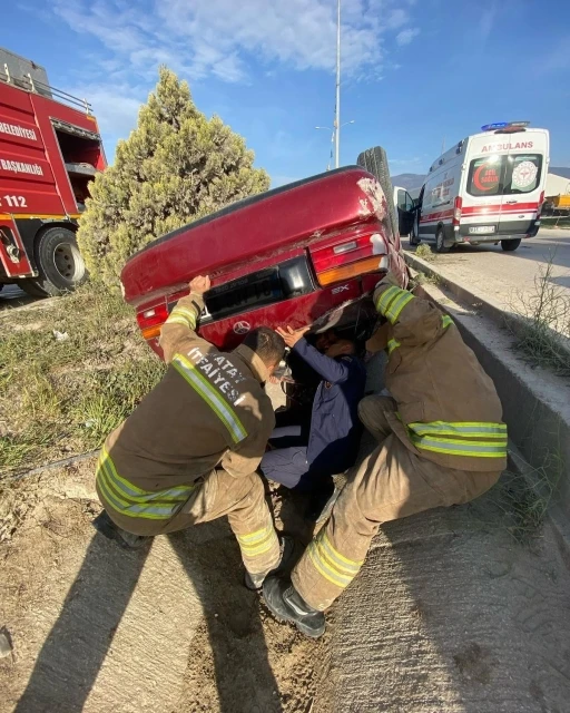 Antakya’da otomobil ters döndü: 2 yaralı
