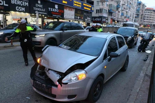 Antalya’da 3 aracın karıştığı zincirleme kazada 1 kişi yaralandı
