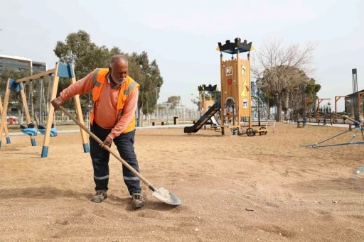 Antalya’da çocuk oyun parkları zemini zeytin çekirdeğiyle kaplanıyor
