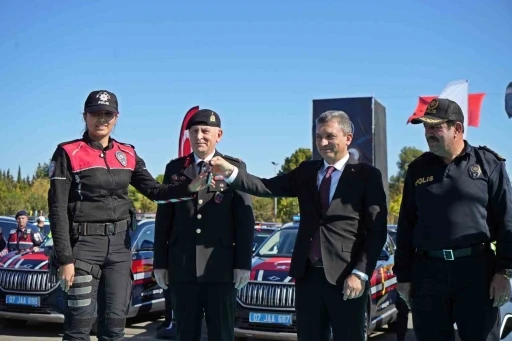 Antalya’da emniyet ve jandarma 225 yeni araçla gücüne güç kattı
