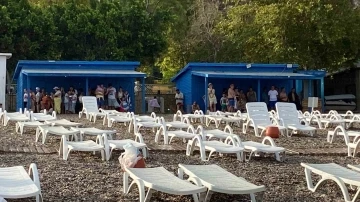 Antalya’da yağmur tatilcilere zor anlar yaşattı, gökkuşağı teselli oldu
